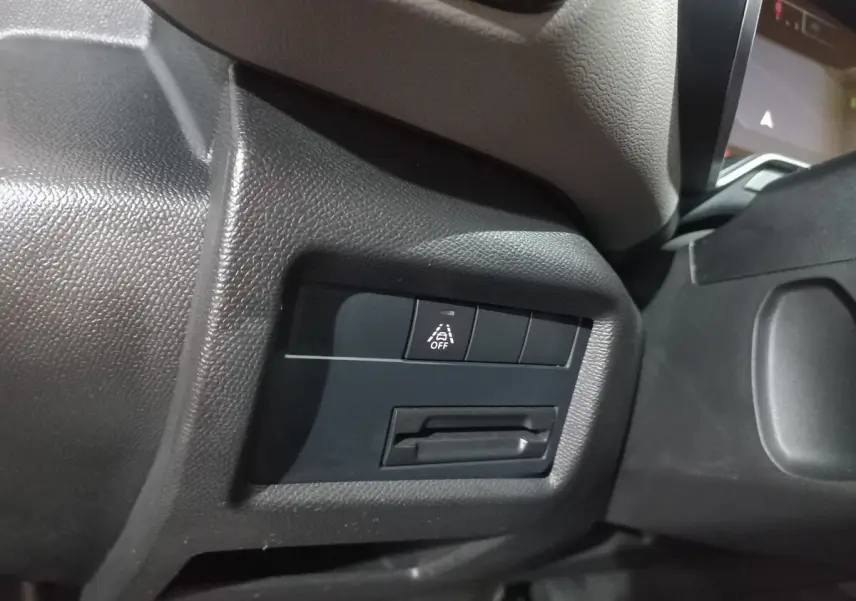 Gros plan sur le tableau de bord côté gauche du Citroën C5 Aircross blanc, bouton d'alerte franchissement de ligne visible.