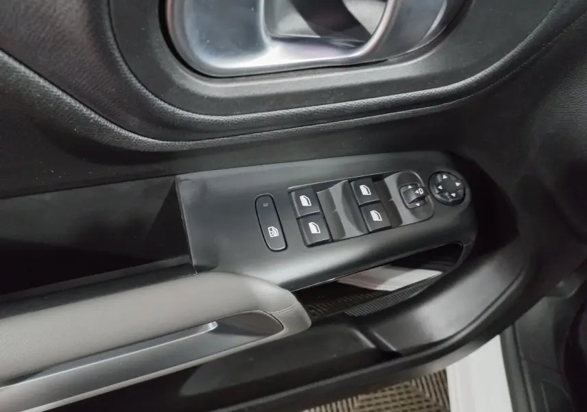 Vue rapprochée de la commande des vitres et rétroviseurs côté conducteur du Citroën C5 Aircross blanc 2020.
