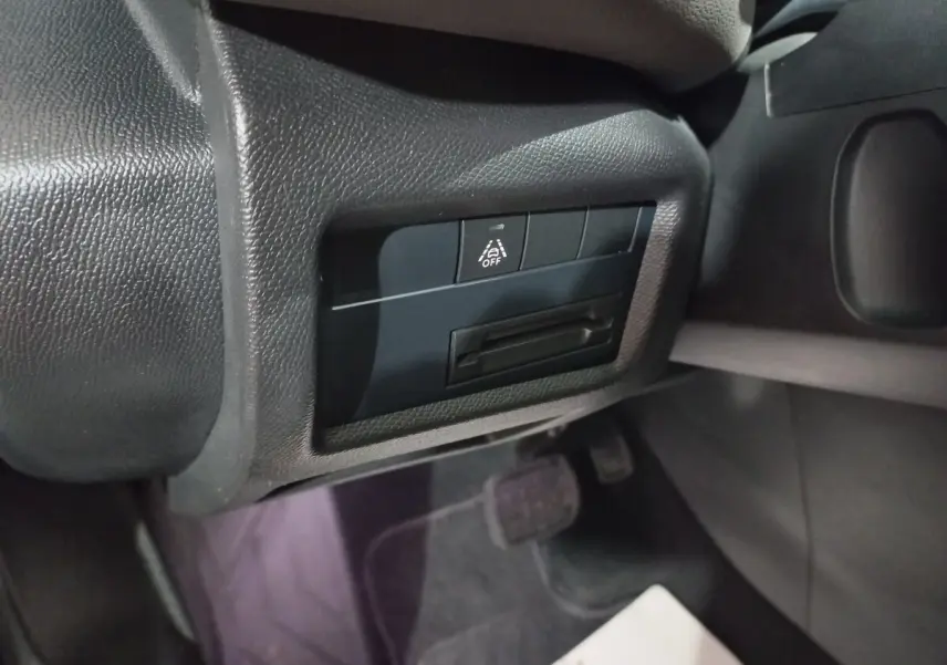 Gros plan sur le panneau de commande noir sous le volant du Citroën C5 Aircross 2020, avec bouton d'alerte franchissement de ligne.