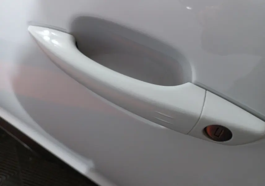 Poignée de porte blanche côté droit du Citroën C5 Aircross BlueHDi 130 S&S EAT8 Feel 2020 en gros plan.