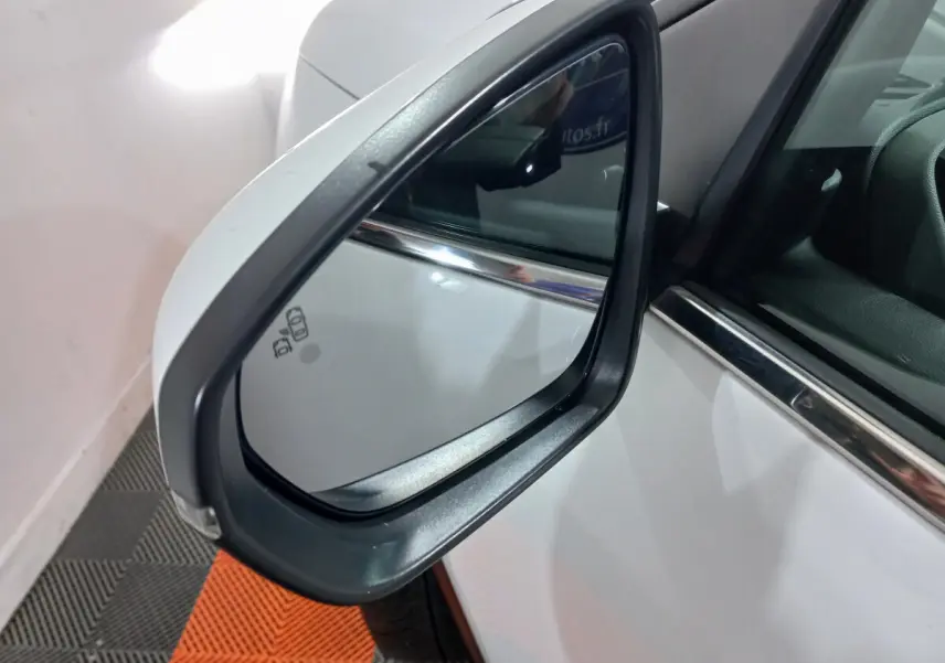 Rétroviseur côté conducteur blanc du Citroën C5 Aircross 2020 avec alerte d'angle mort visible sur le miroir.