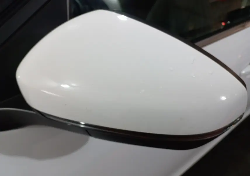 Rétroviseur extérieur blanc côté conducteur du Citroën C5 Aircross BlueHDi 130 S&S EAT8 Feel 2020.