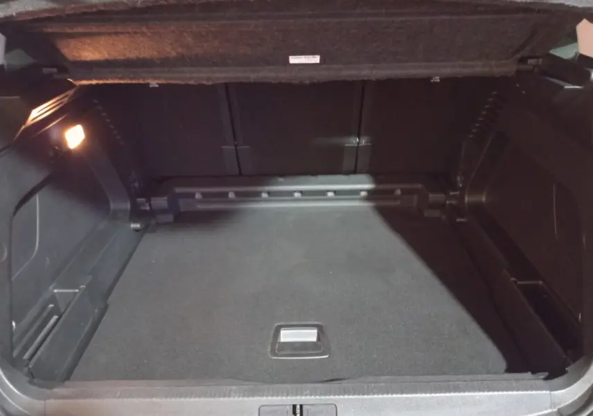 Coffre ouvert du Citroën C5 Aircross blanc 2020, vue intérieure montrant un espace de chargement propre et éclairé.