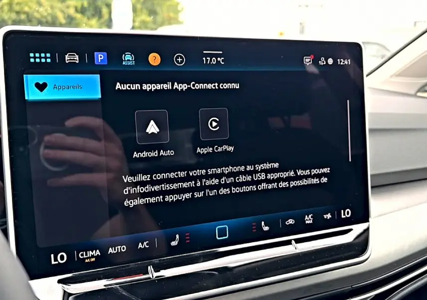 Écran tactile central de la Volkswagen Golf 1.5 ETSI Evo2 2026 affichant les options Android Auto et Apple CarPlay.
