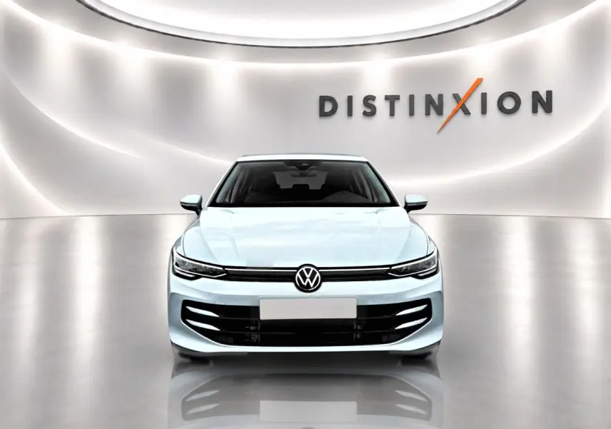 Volkswagen Golf 1.5 ETSI evo2 bleu glacier vue de face dans un showroom lumineux avec logo Distinxion.