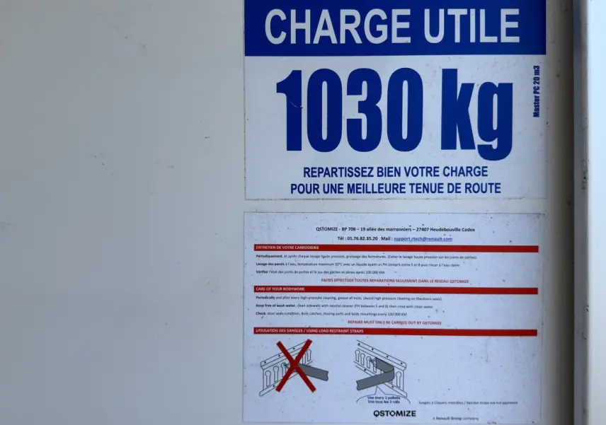 Panneau de charge utile 1030 kg sur la caisse blanche d’un Renault Master utilitaire, vue rapprochée et frontale.