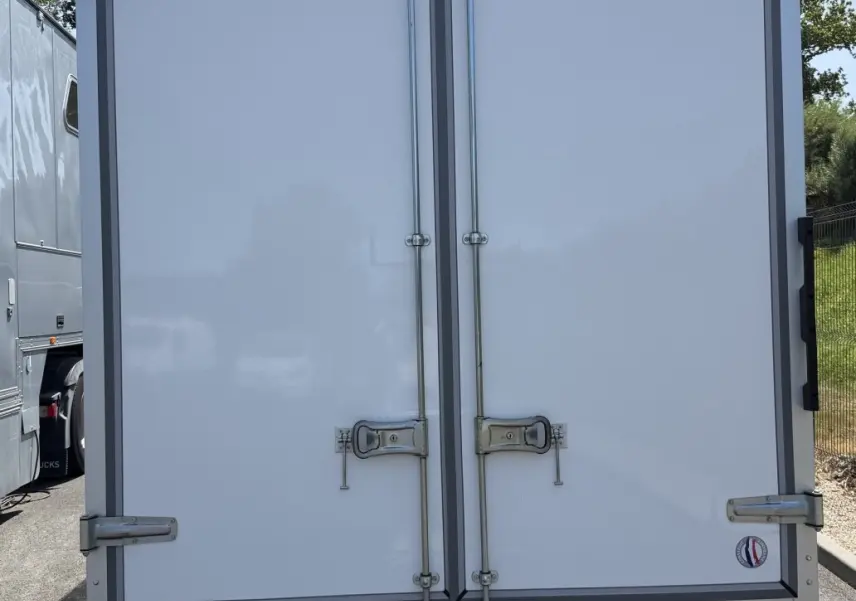 Vue arrière d’un utilitaire Renault Master blanc avec caisse fermée et plaque Distinxion visible.