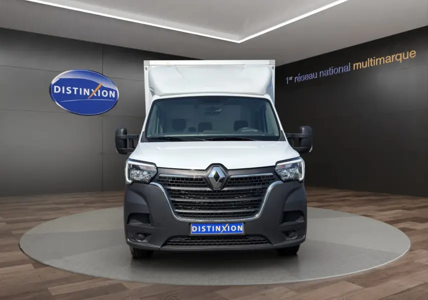 Vue de face d’un utilitaire Renault Master blanc avec calandre noire et grands rétroviseurs extérieurs noirs.