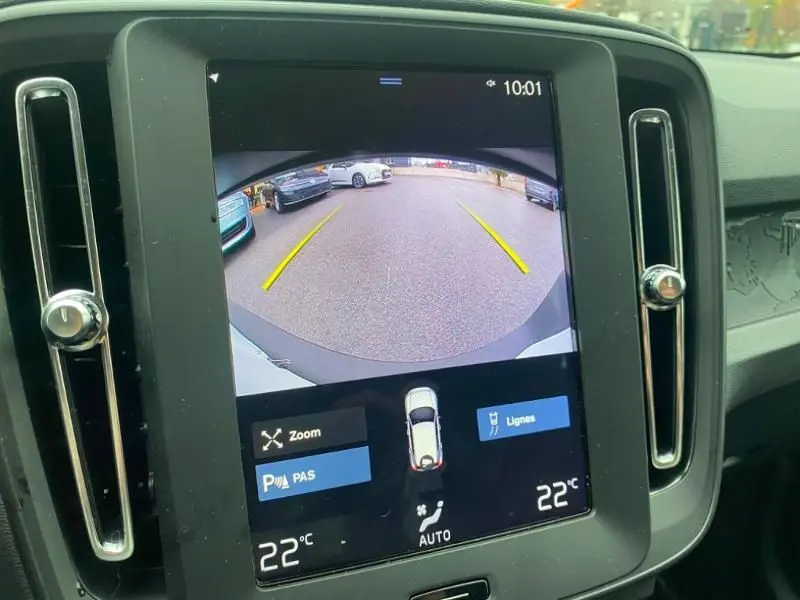 Écran central du Volvo XC40 T3 2020 montrant la caméra de recul avec lignes de guidage et commandes tactiles.