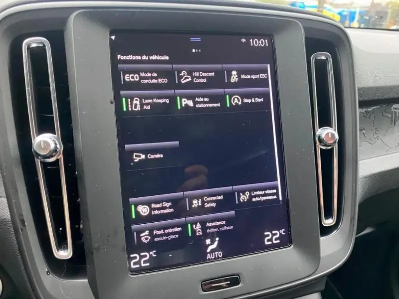 Écran tactile central du tableau de bord du Volvo XC40 T3 2020, affichant les fonctions d’aide à la conduite et la climatisation à 22°C.