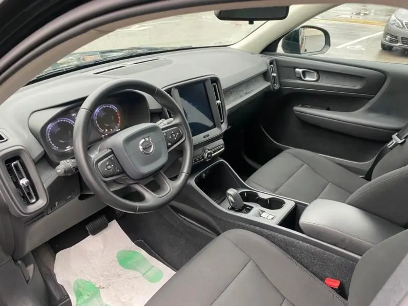 Intérieur noir du Volvo XC40 T3 2020, vue côté conducteur montrant tableau de bord moderne et console centrale avec écran tactile.