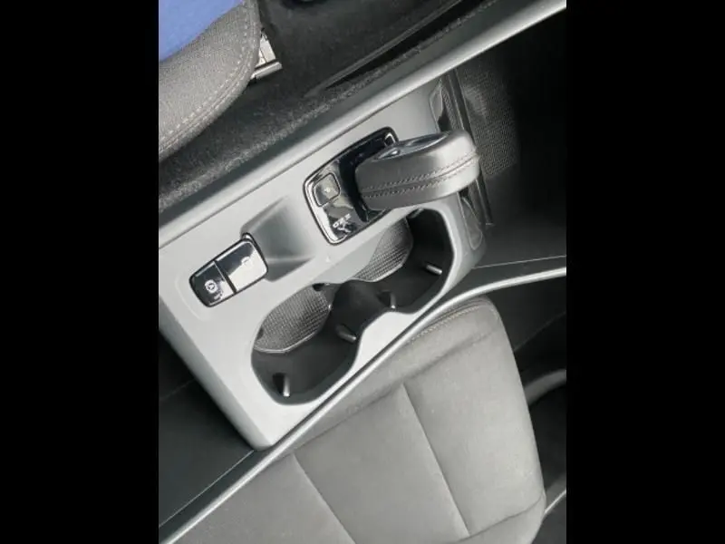 Vue rapprochée de la console centrale noire du Volvo XC40 T3 2020, avec levier de vitesse automatique et porte-gobelets.