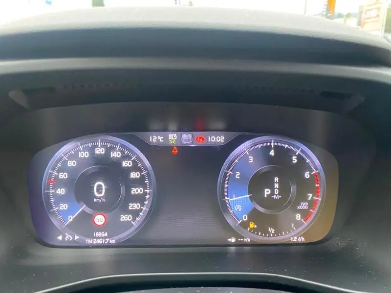 Tableau de bord numérique du Volvo XC40 T3 2020, affichant vitesse, régime moteur et informations de conduite.