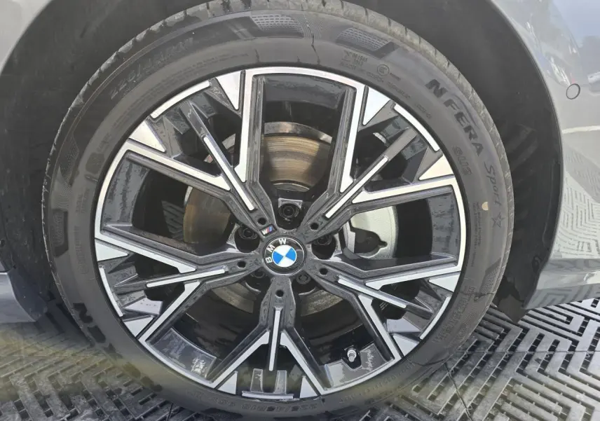 Gros plan sur la jante bicolore 18 pouces M Sport de la BMW Série 1 F70 gris Skyscraper.