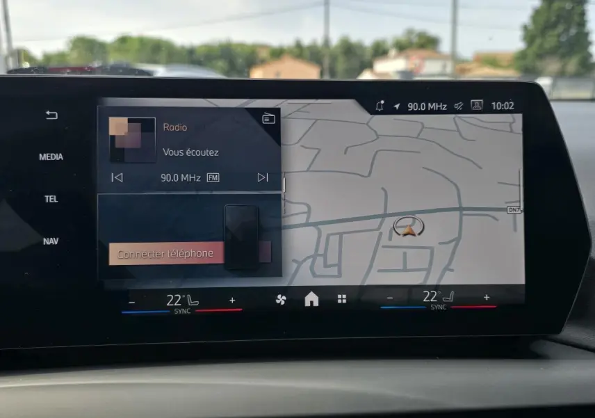 Écran incurvé BMW Live Cockpit Plus affichant navigation et radio, intérieur de BMW Série 1 gris Skyscraper