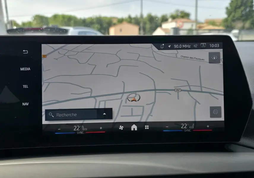 Écran incurvé BMW Live Cockpit Plus affichant la navigation dans une BMW Série 1 120D gris Skyscraper.