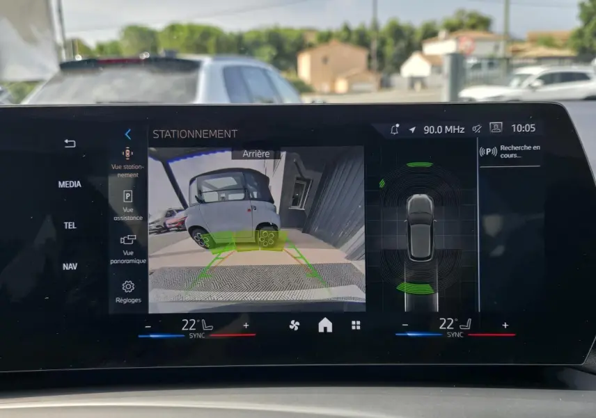 Écran de stationnement BMW Série 1 2024 montrant une vue arrière avec lignes de guidage vertes sur fond gris Skyscraper.