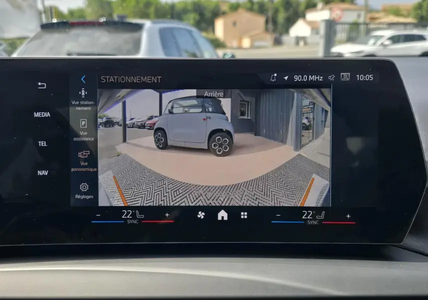 BMW Série 1 gris Skyscraper vue 3/4 arrière droite avec calandre M Sport et jantes 18 pouces bicolores visibles