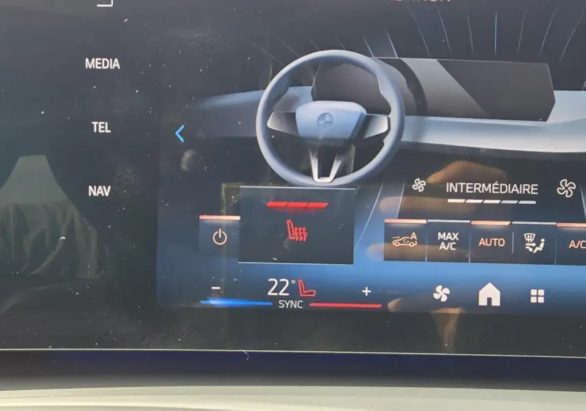 Écran tactile BMW Live Cockpit affichant les réglages de climatisation et le volant virtuel du BMW Série 1 Gris Skyscraper.