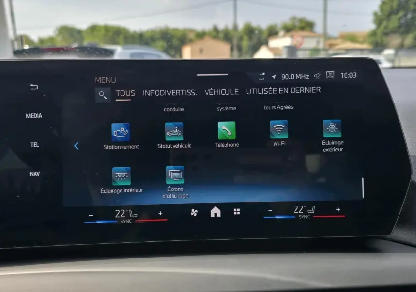 Écran incurvé BMW Live Cockpit Plus affichant le menu principal dans l'habitacle d'une BMW Série 1 120D gris Skyscraper.