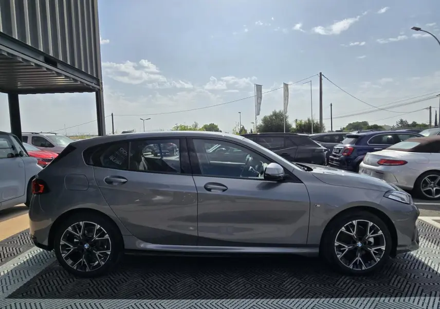 BMW Série 1 120D M Sport gris Skyscraper vue de profil côté gauche, avec jantes alliage 18 pouces bicolores.