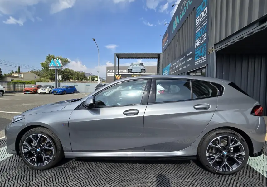 BMW Série 1 F70 gris Skyscraper vue de profil côté gauche, avec jantes alliage 18 pouces M Sport.