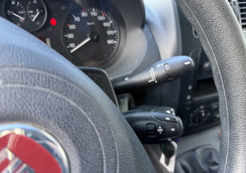 Vue rapprochée du tableau de bord du Fiat Scudo Fourgon 2015, montrant le volant et les commandes au volant.