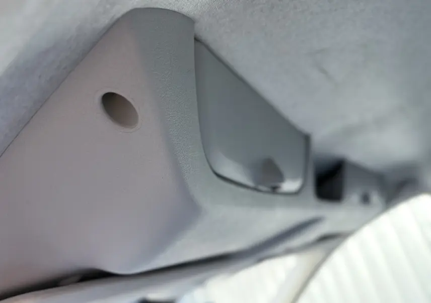 Détail du rangement de plafond gris clair dans l'habitacle du FIAT Scudo Fourgon blanc, version 2015.