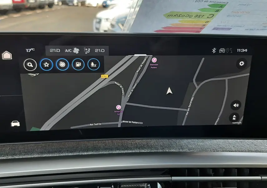 Vue rapprochée de l'écran tactile central et du bouton start/stop du Peugeot 5008 bleu Ingaro 2025.
