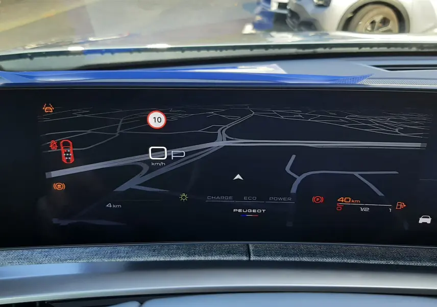 Affichage numérique du tableau de bord du Peugeot 5008 III Hybrid 2025 avec navigation et indicateurs de conduite.