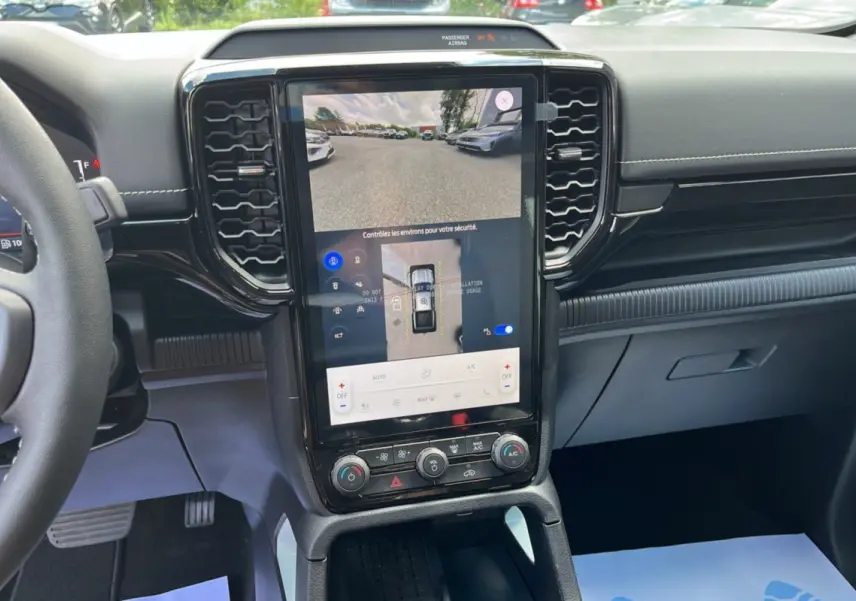 Vue intérieure du tableau de bord du Ford Ranger 2.3 PHEV gris zen, avec écran tactile central affichant la caméra 360°.