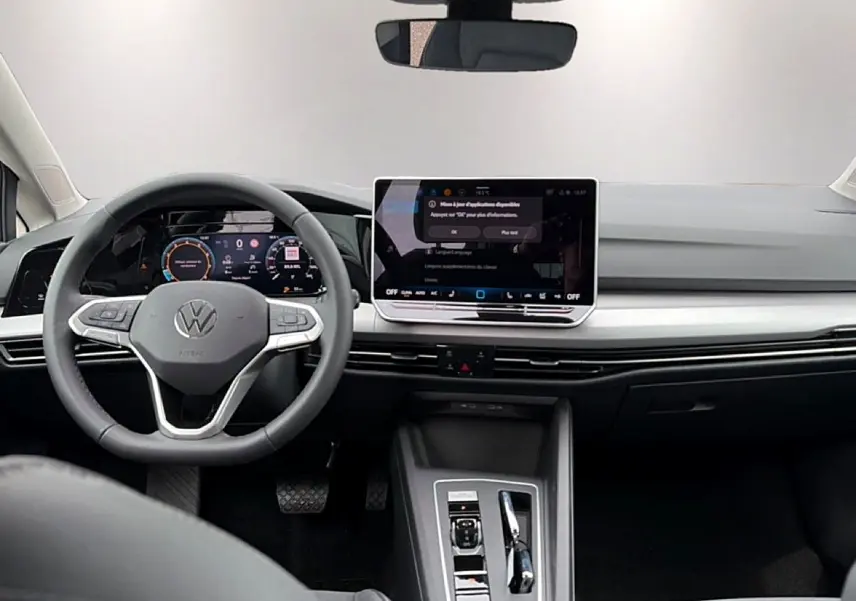 Vue intérieure avant de la Volkswagen Golf 1.5 ETSI Evo2 116 Life 2026, volant gris et écran tactile central lumineux.