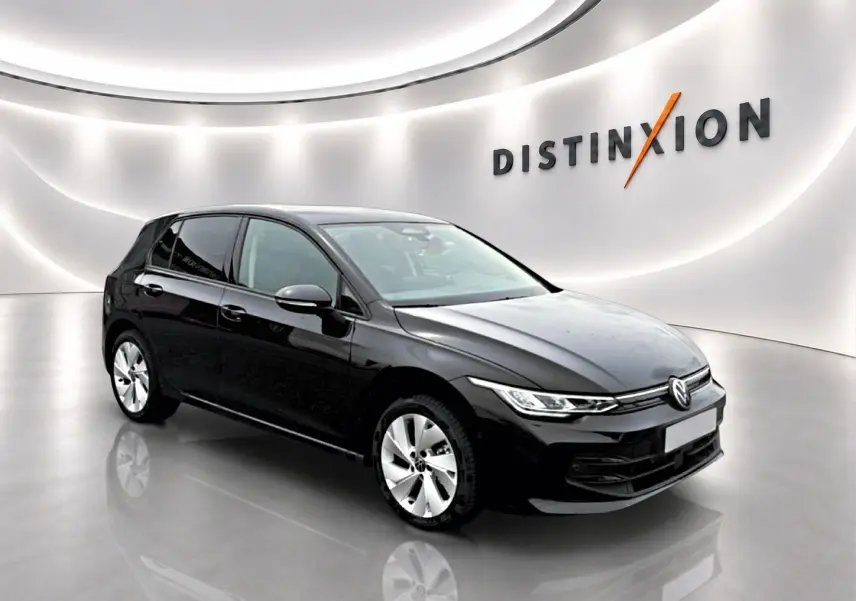 Volkswagen Golf noir vue 3/4 avant droit dans un showroom lumineux avec jantes alu 17 pouces.