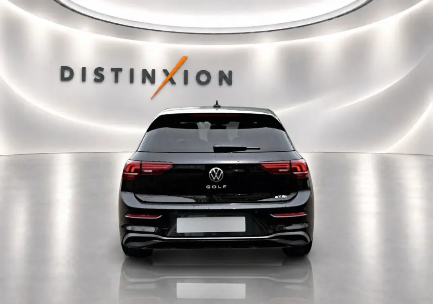 Vue arrière d'une Volkswagen Golf noire 2026 dans un studio lumineux avec logo Distinxion en arrière-plan.