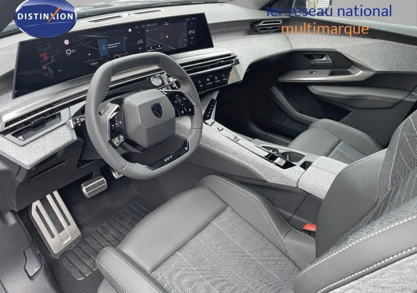 Intérieur avant droit du Peugeot 5008 Hybrid 136ch GT 2025, sièges gris tissu et cuir noir, tableau de bord numérique moderne.