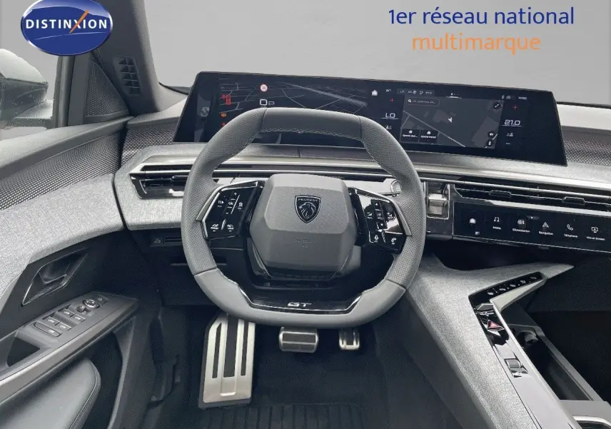 Vue intérieure centrée sur le volant GT et le tableau de bord numérique du Peugeot 5008 gris titane toit noir 2025.