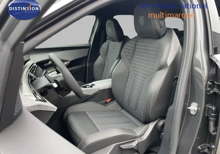 Vue intérieure côté conducteur du Peugeot 5008 Hybrid 136ch GT 2025 avec sièges gris et noir en cuir et tissu.