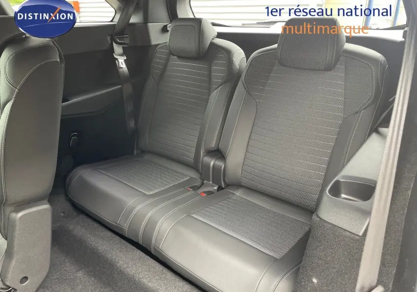 Vue rapprochée des sièges arrière en cuir noir du Peugeot 5008 Hybrid 2025 avec finitions grises et toit noir.