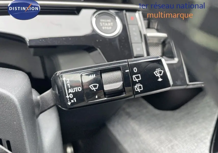 Gros plan sur la commande d’essuie-glace dans l’habitacle du Peugeot 5008 gris titane avec toit noir, année 2025.