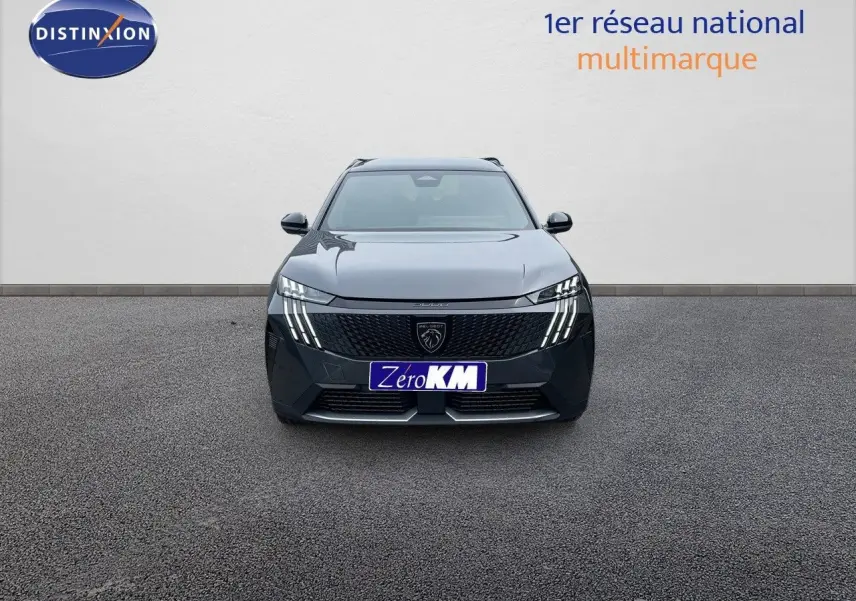 Vue frontale du Peugeot 5008 Hybrid 136ch GT gris titane avec toit noir, mettant en valeur sa calandre et ses phares LED distinctifs.