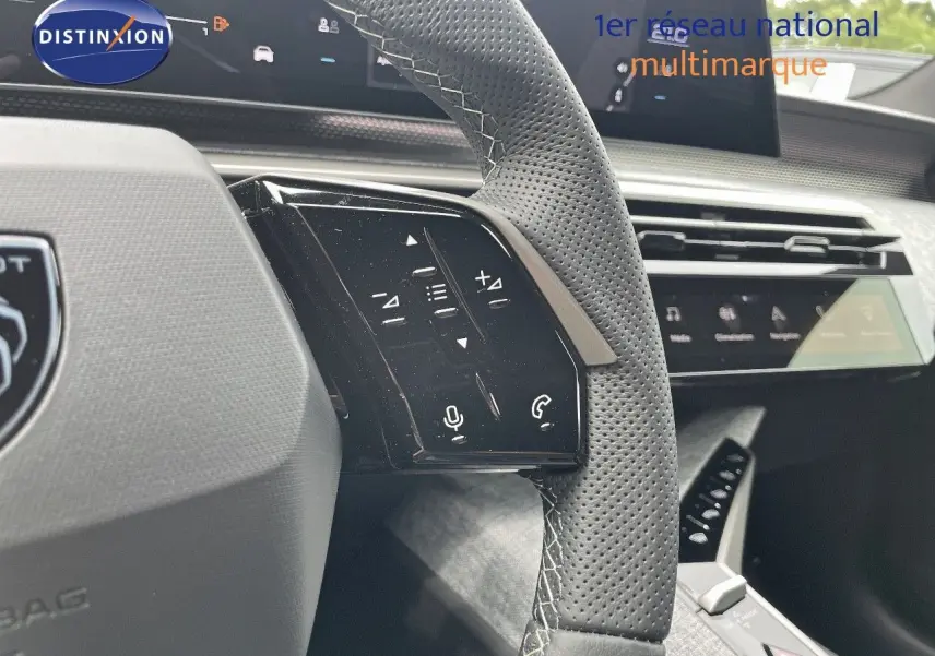 Détail du volant perforé et commandes tactiles du Peugeot 5008 Hybrid 136ch GT 2025, intérieur moderne et écran digital.