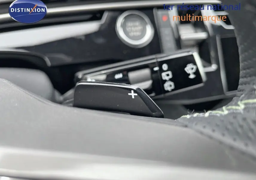 Le levier de commande de boîte automatique avec palettes au volant du Peugeot 5008 Hybrid gris titane toit noir.