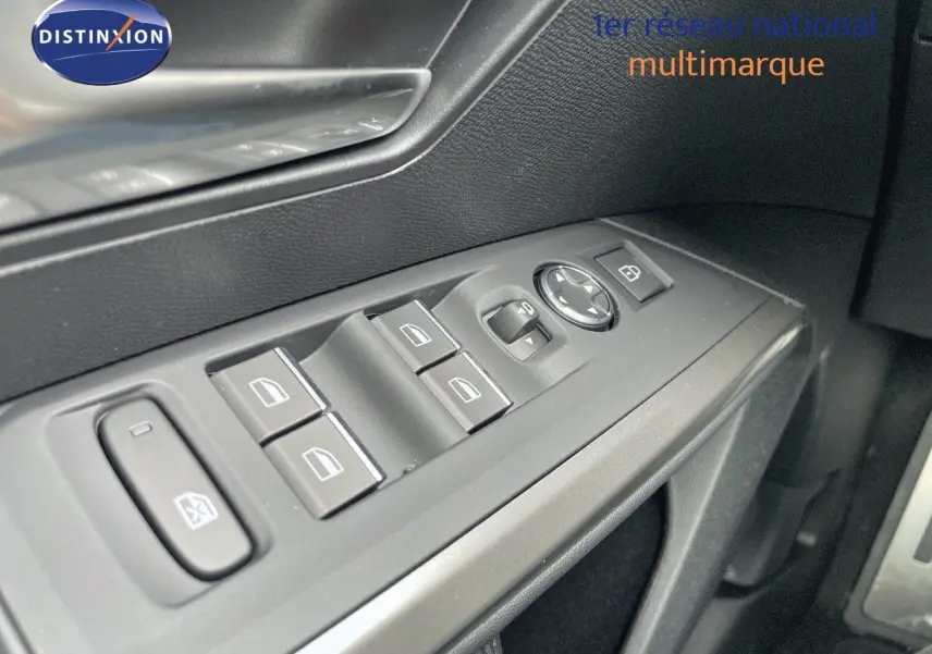 Commandes des vitres et rétroviseurs côté gauche dans l'habitacle du Peugeot 5008 Hybrid gris titane avec toit noir.