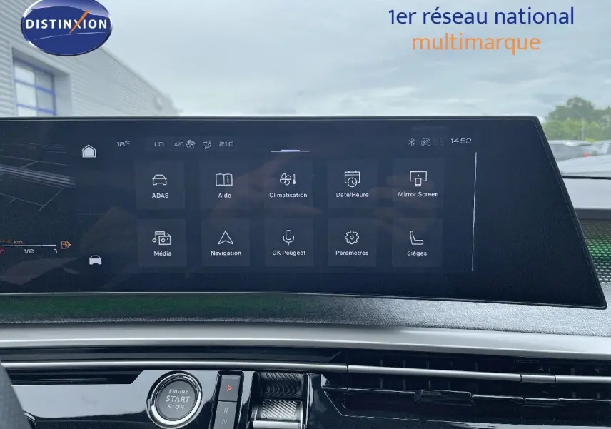 Écran tactile central affichant les options de climatisation et navigation dans un Peugeot 5008 gris titane toit noir.