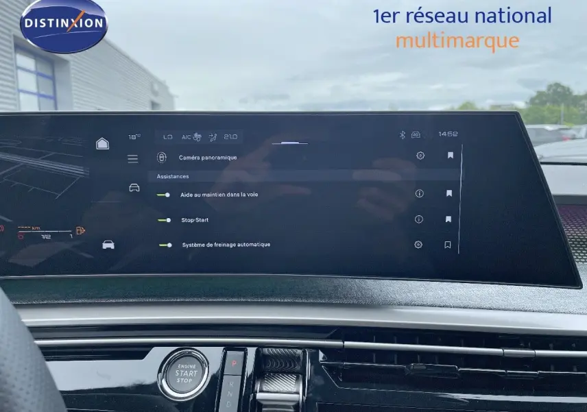 Écran tactile central affichant les aides à la conduite du Peugeot 5008 Hybrid gris titane, vue intérieure avant.
