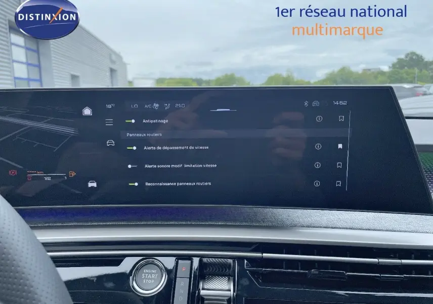 Tableau de bord du Peugeot 5008 Hybrid 136ch GT 2025 avec écran tactile et bouton start/stop, intérieur moderne noir.