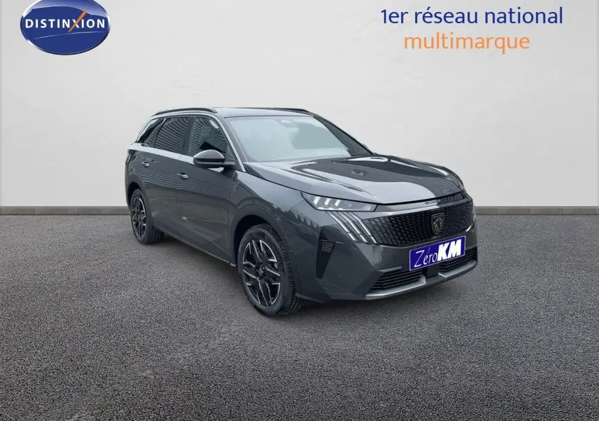 Peugeot 5008 Hybrid gris titane avec toit noir, vue 3/4 avant droit mettant en valeur sa calandre distinctive.