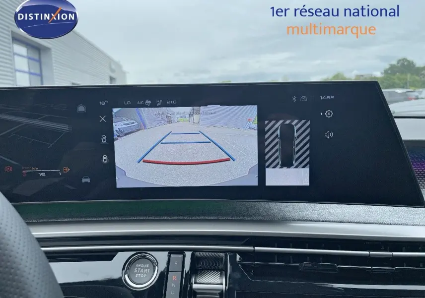 Vue intérieure du tableau de bord du Peugeot 5008 Hybrid 136ch GT 2025, écran affichant la caméra de recul et commandes modernes.