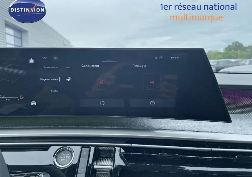 Écran tactile central du tableau de bord du Peugeot 5008 Hybrid gris titane, vue intérieure avant.