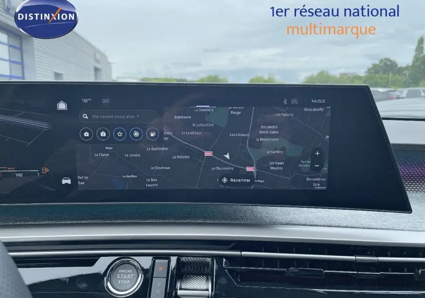 Vue intérieure du tableau de bord du Peugeot 5008 Hybrid 136ch GT 2025 avec écran tactile de navigation et bouton start/stop.